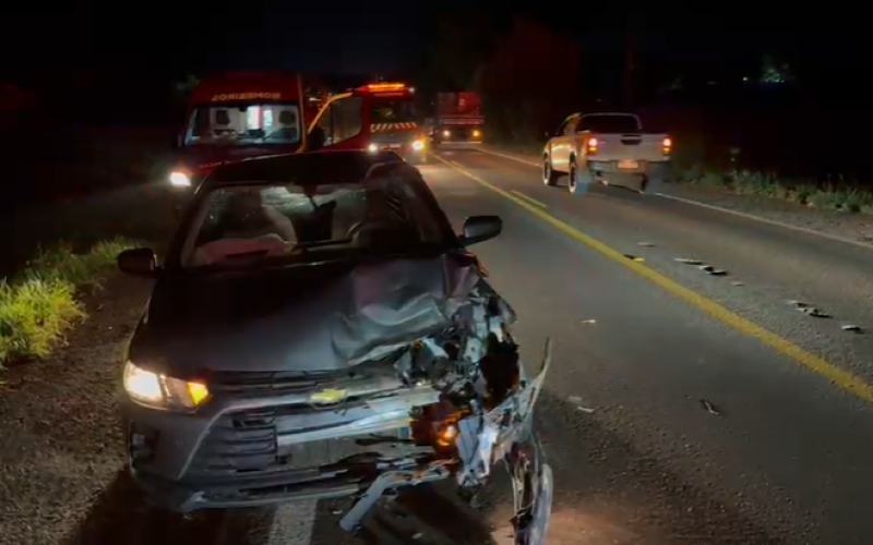 Motorista fica ferido em colisão entre carro e caminhão na BR-487 em Campo Mourão