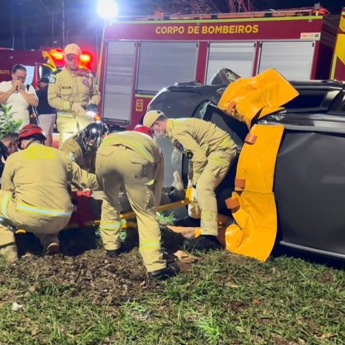 Acidente na Avenida John Kennedy deixa dois veículos danificados e vítima presa em carro