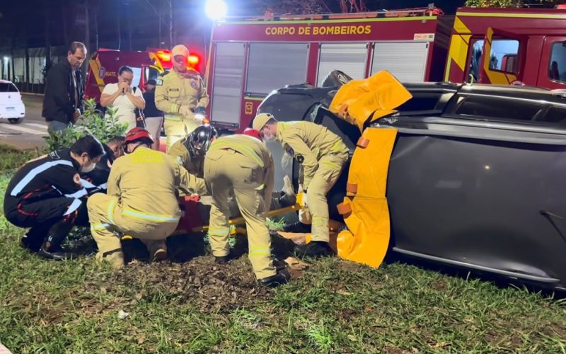 Acidente na Avenida John Kennedy deixa dois veículos danificados e vítima presa em carro