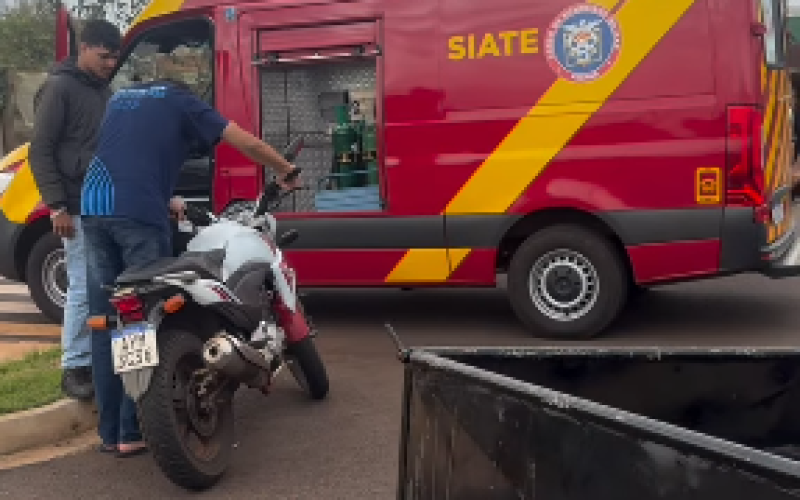 Colisão entre moto e carro deixa dois feridos no conjunto Fortunato Perdoncini