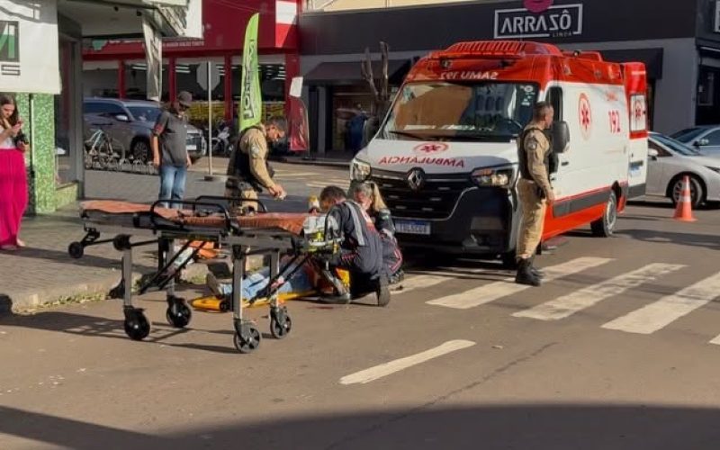 Pedestre fica ferida após ser atropelada em faixa de pedestres no Centro de Campo Mourão