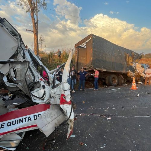 Colisão frontal entre caminhão e ambulância deixa duas vítimas fatais e criança em estado gravíssimo na PR-082