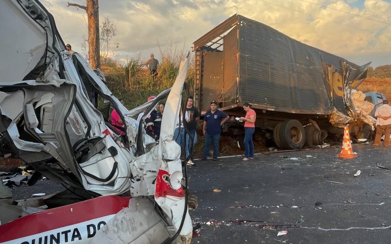 Colisão frontal entre caminhão e ambulância deixa duas vítimas fatais e criança em estado gravíssimo na PR-082