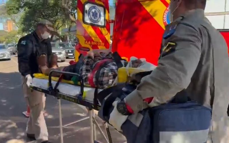 Ciclista se fere ao colidir com porta de carro em Campo Mourão