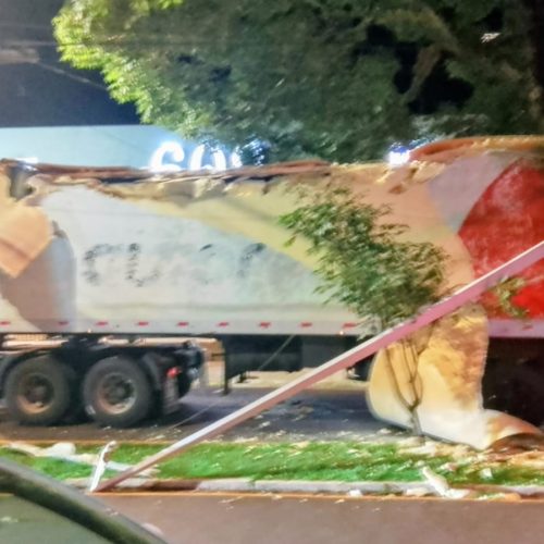 Caminhão enrosca em árvore e interdita trecho da Av. José Custódio em Campo Mourão