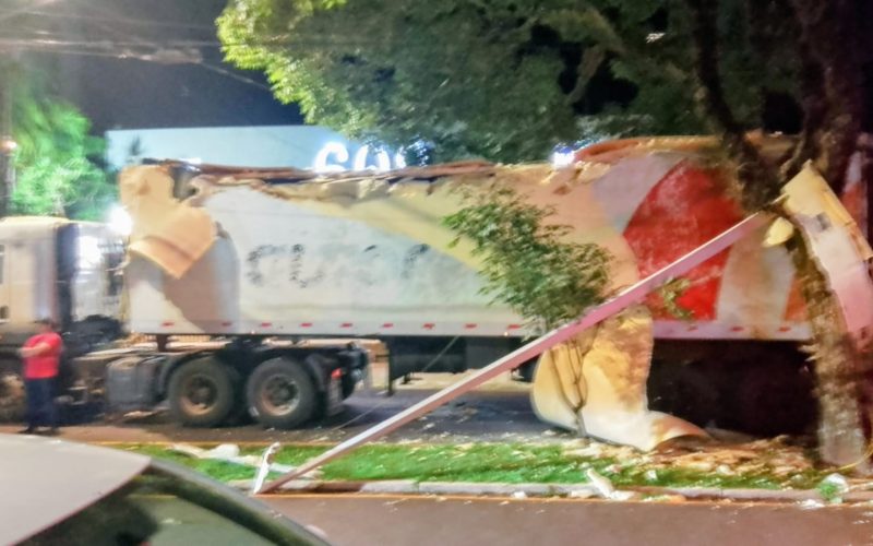 Caminhão enrosca em árvore e interdita trecho da Av. José Custódio em Campo Mourão