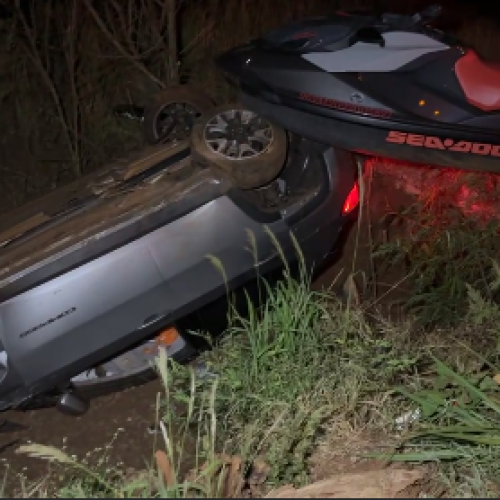 Acidente na BR-487: Jeep Compass Capota com Jet Ski e Motorista Fica Levemente Ferido
