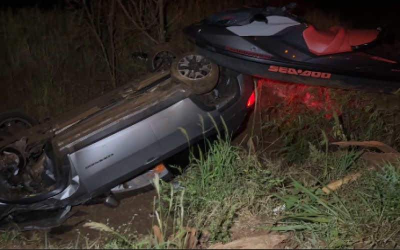 Acidente na BR-487: Jeep Compass Capota com Jet Ski e Motorista Fica Levemente Ferido