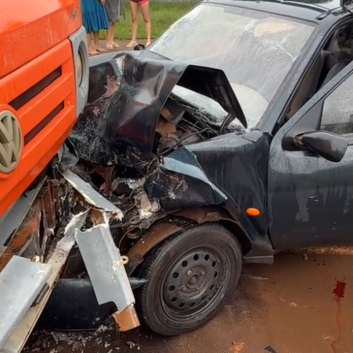 Acidente Grave Envolve Carro e Caminhão Estacionado; Bebê de Colo Fica Ferido