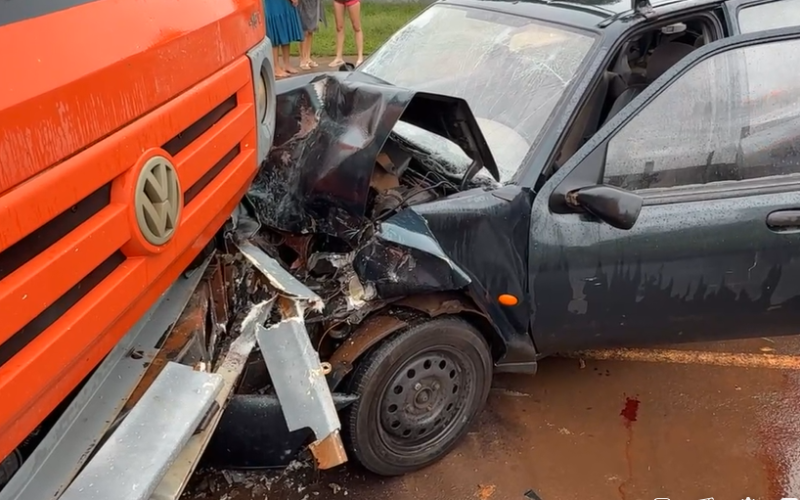 Acidente Grave Envolve Carro e Caminhão Estacionado; Bebê de Colo Fica Ferido