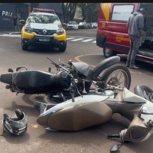 Acidente entre duas motos deixa duas feridas no centro de Campo Mourão