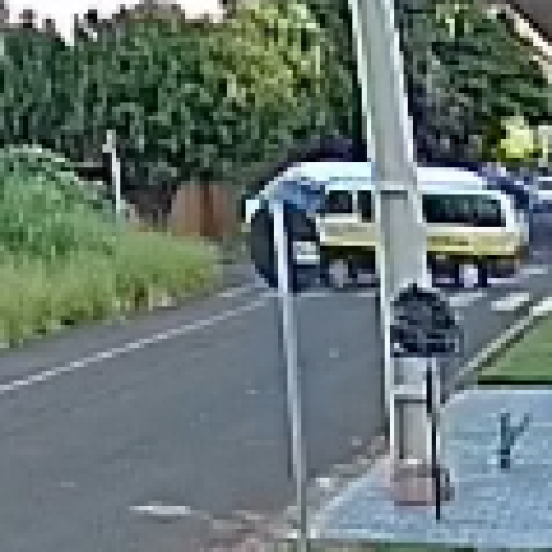 Vídeo: Câmeras de segurança flagram colisão entre carro e van escolar no Jardim Albuquerque