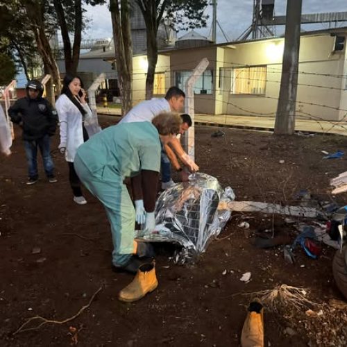Motociclista morreu após colidir contra cerca da Coamo em Luiziana