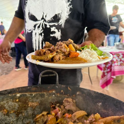 Prato típico de Campo Mourão é o grande destaque do domingo na 30ª Festa Nacional do Carneiro no Buraco
