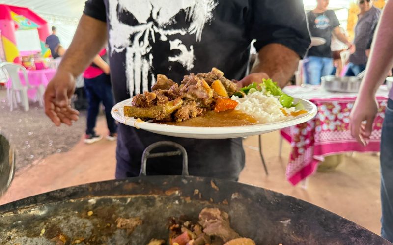 Prato típico de Campo Mourão é o grande destaque do domingo na 30ª Festa Nacional do Carneiro no Buraco