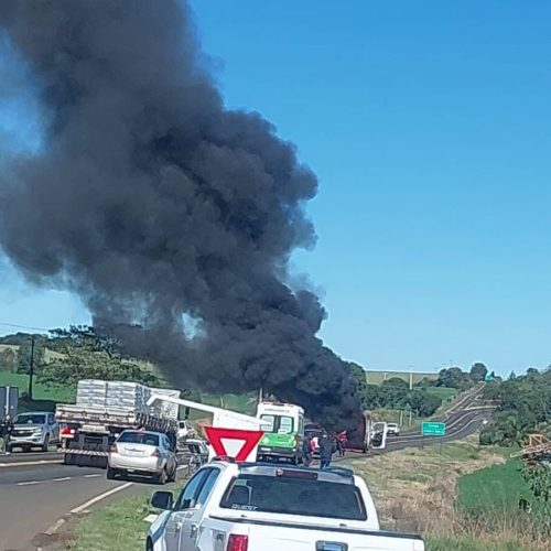 Ambulância de Pinhão pega fogo na PR-170; pacientes saem ilesos