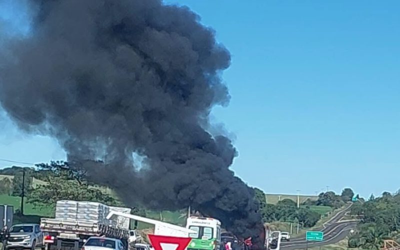 Ambulância de Pinhão pega fogo na PR-170; pacientes saem ilesos