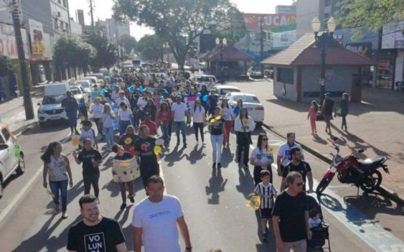 Caminhada em Defesa das Escolas Especializadas mobilizou Campo Mourão