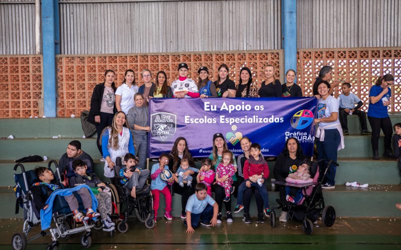 Treino Especial: Atletas e Comissão Técnica da ABL Futsal/Eliane Futsal Campo Mourão levam alegria e diversão para alunos da Escola Josephina Wendling Nunes-APAE Campo Mourão.
