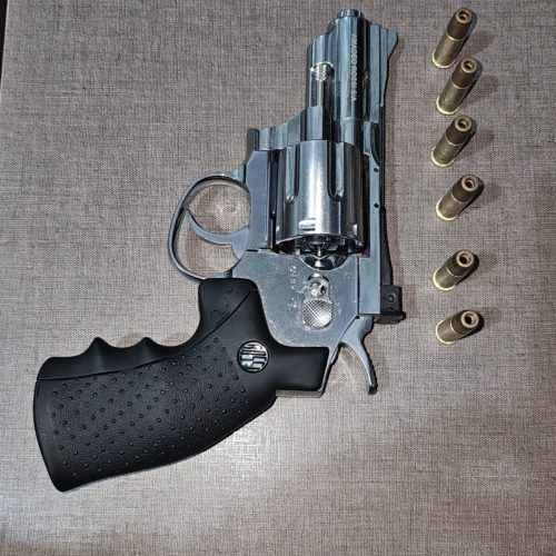 Homem com arma de brinquedo, ameaça pessoas em um bar e é preso pela PM de Luiziana