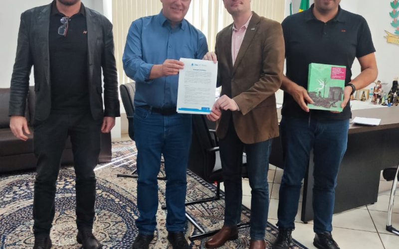Conselho de Arquitetura e Urbanismo do Paraná entrega Carta de Intenções ao prefeito de Campo Mourão