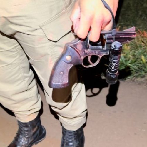 Desentendimento entre casal termina com arma apreendida e ambos levados à delegacia