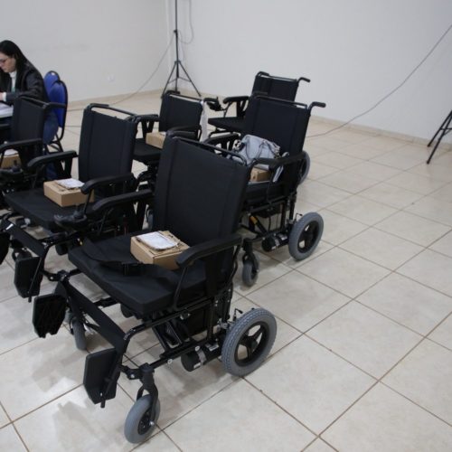 Prefeitura de Campo Mourão entrega cadeiras de rodas a pacientes em ação conjunta com o Ciscomcam