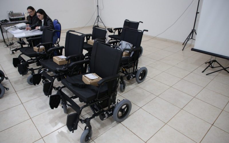 Prefeitura de Campo Mourão entrega cadeiras de rodas a pacientes em ação conjunta com o Ciscomcam