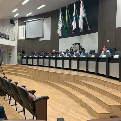 Câmara em sessão extraordinária aprova “projeto  polêmico” que cria cargos e aumenta salários de alguns assessores