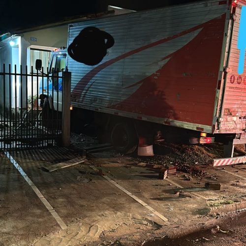 Caminhão invade casa e assusta moradores