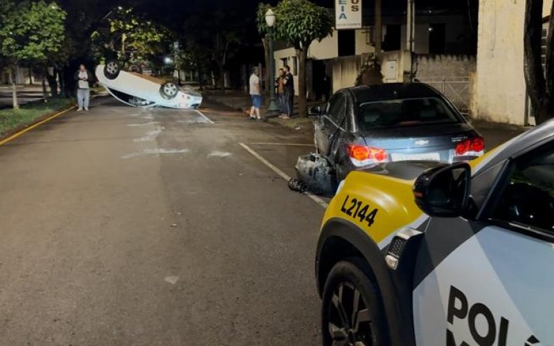 Carro colide com outro e capota em Campo Mourão, condutor foge
