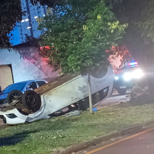 Carro capota na área central de Campo Mourão após colidir contra veículo estacionado