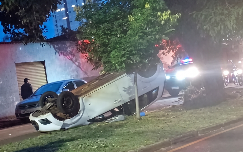 Carro capota na área central de Campo Mourão após colidir contra veículo estacionado