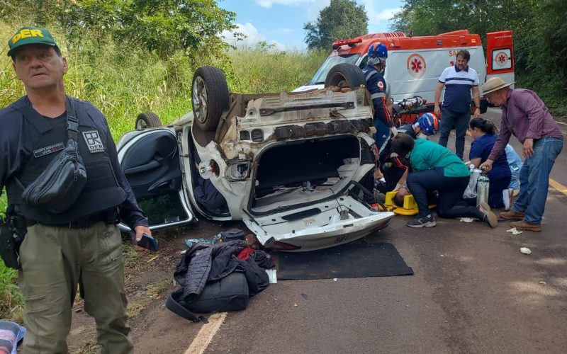 Grave capotamento deixa um morto e um ferido em estado grave na PR-082