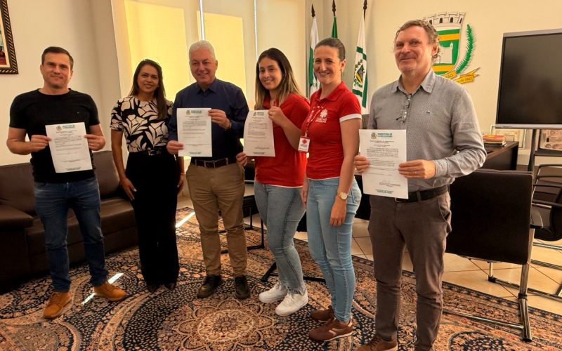Prefeitura de Campo Mourão firma cessão de máquinas de costura para fortalecer ações de inclusão social e ressocialização
