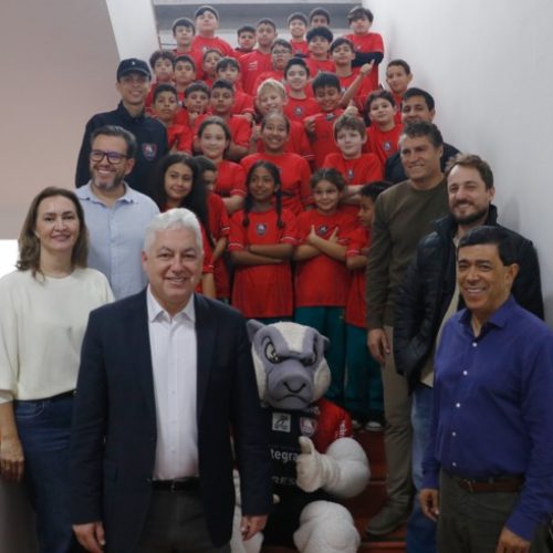 Projeto Carneirão Social entrega novos uniformes a alunos das escolinhas de futsal em Campo Mourão