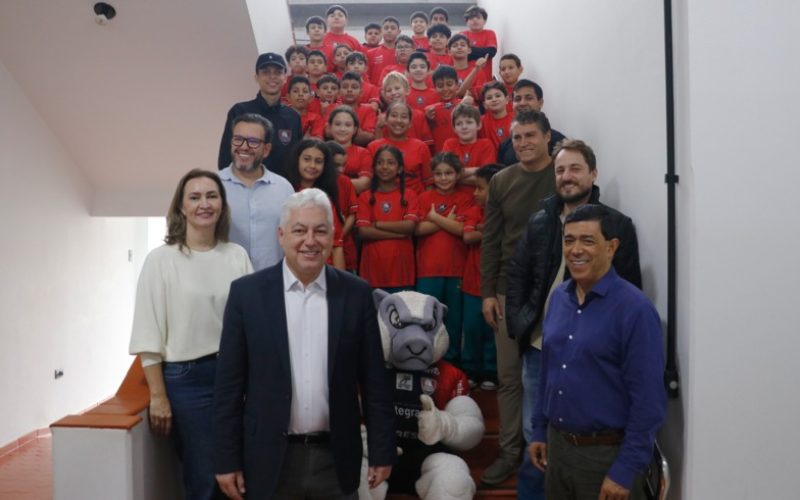 Projeto Carneirão Social entrega novos uniformes a alunos das escolinhas de futsal em Campo Mourão