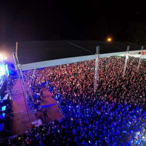 Show com Edson e Hudson atrai milhares na abertura da 30ª Festa Nacional do Carneiro no Buraco