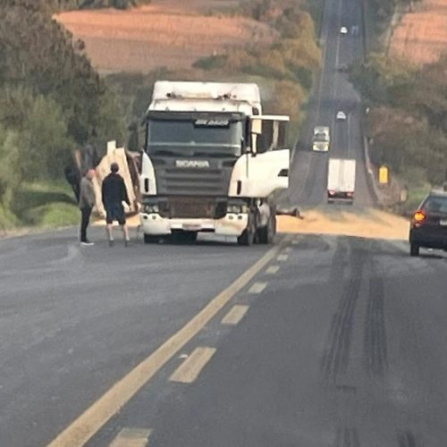 Acidente na BR-487: Carreta Tomba e Espalha Milho em Campo Mourão