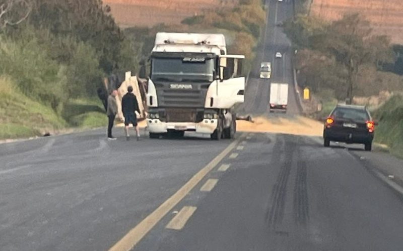 Acidente na BR-487: Carreta Tomba e Espalha Milho em Campo Mourão