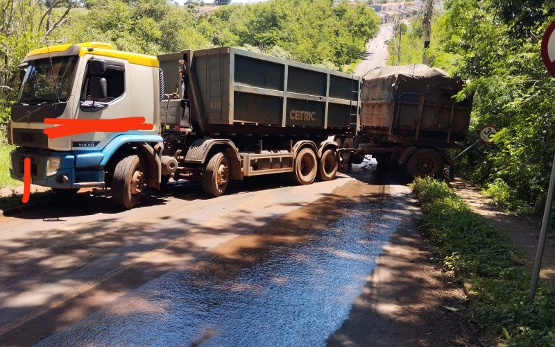 Bitrem “Faz o L” Bloqueia Rua Próximo a Ponte em Campo Mourão