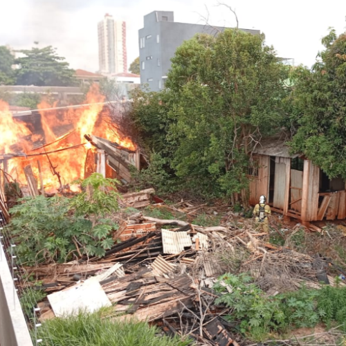 Casa abandonada pega fogo em Campo Mourão