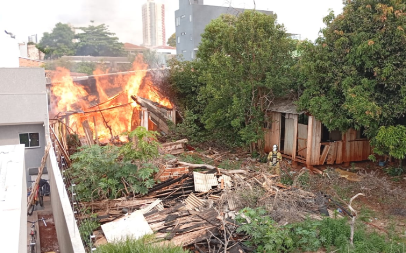 Casa abandonada pega fogo em Campo Mourão