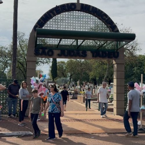 Movimento Intenso no Cemitério Municipal São Judas Tadeu no Dia de Finados, Apesar do Temporal