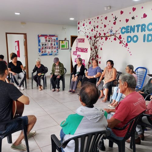Projeto no Centro-Dia de Campo Mourão usa música para fortalecer vínculos e memória de idosos