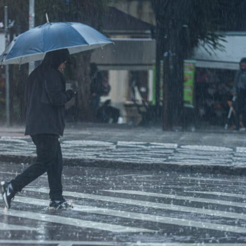 Paraná registra raios e granizo: chuva diminui na sexta, mas ganha força no fim de semana