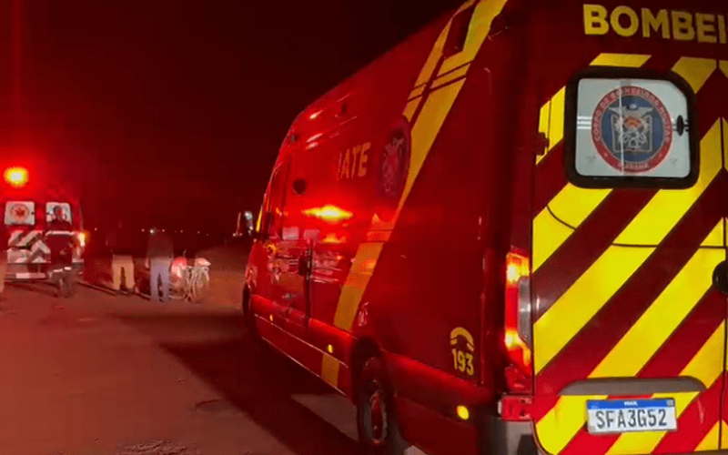 Ciclista sofre fratura exposta após ser atropelada por motociclista que fugiu do local