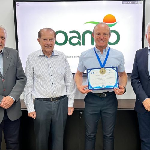 Presidente Executivo da Coamo recebe Medalha de Mérito em Gestão do CRA-PR