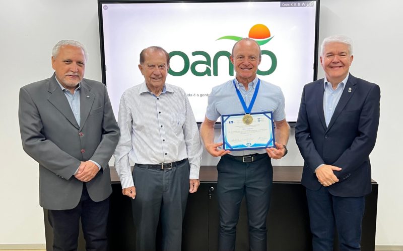 Presidente Executivo da Coamo recebe Medalha de Mérito em Gestão do CRA-PR