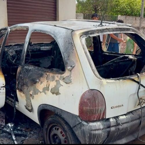 Corsa fica destruído após incêndio em oficina no Lar Paraná